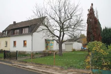Doppelhaushälfte mit Garage und großem Grundstück in Düren-Rölsdorf