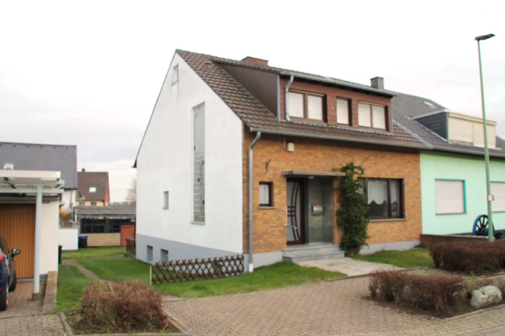 Doppelhaushälfte in Vettweiß-Ginnick plus Nebengebäude. Zugang von 2 Straßen.und 